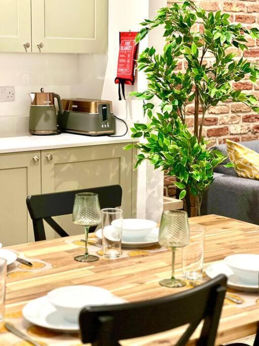 Brand New Apt - Beach Breeze Spacious 1-Bedroom Apartment With Parking - Sleeps 4 Ppl- Internet Bournemouth Ngoại thất bức ảnh