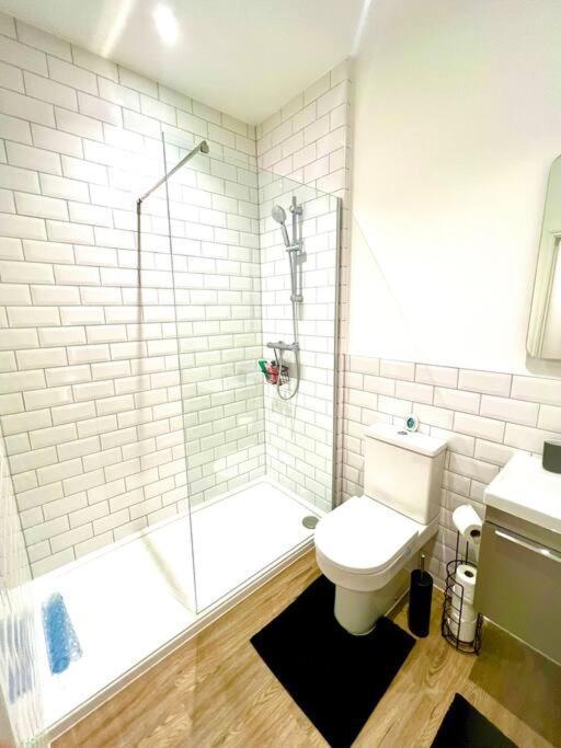 Brand New Apt - Beach Breeze Spacious 1-Bedroom Apartment With Parking - Sleeps 4 Ppl- Internet Bournemouth Ngoại thất bức ảnh