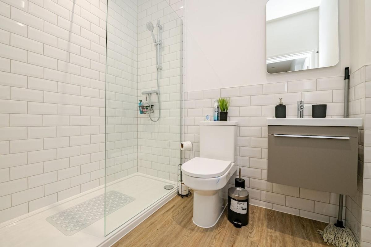 Brand New Apt - Beach Breeze Spacious 1-Bedroom Apartment With Parking - Sleeps 4 Ppl- Internet Bournemouth Ngoại thất bức ảnh