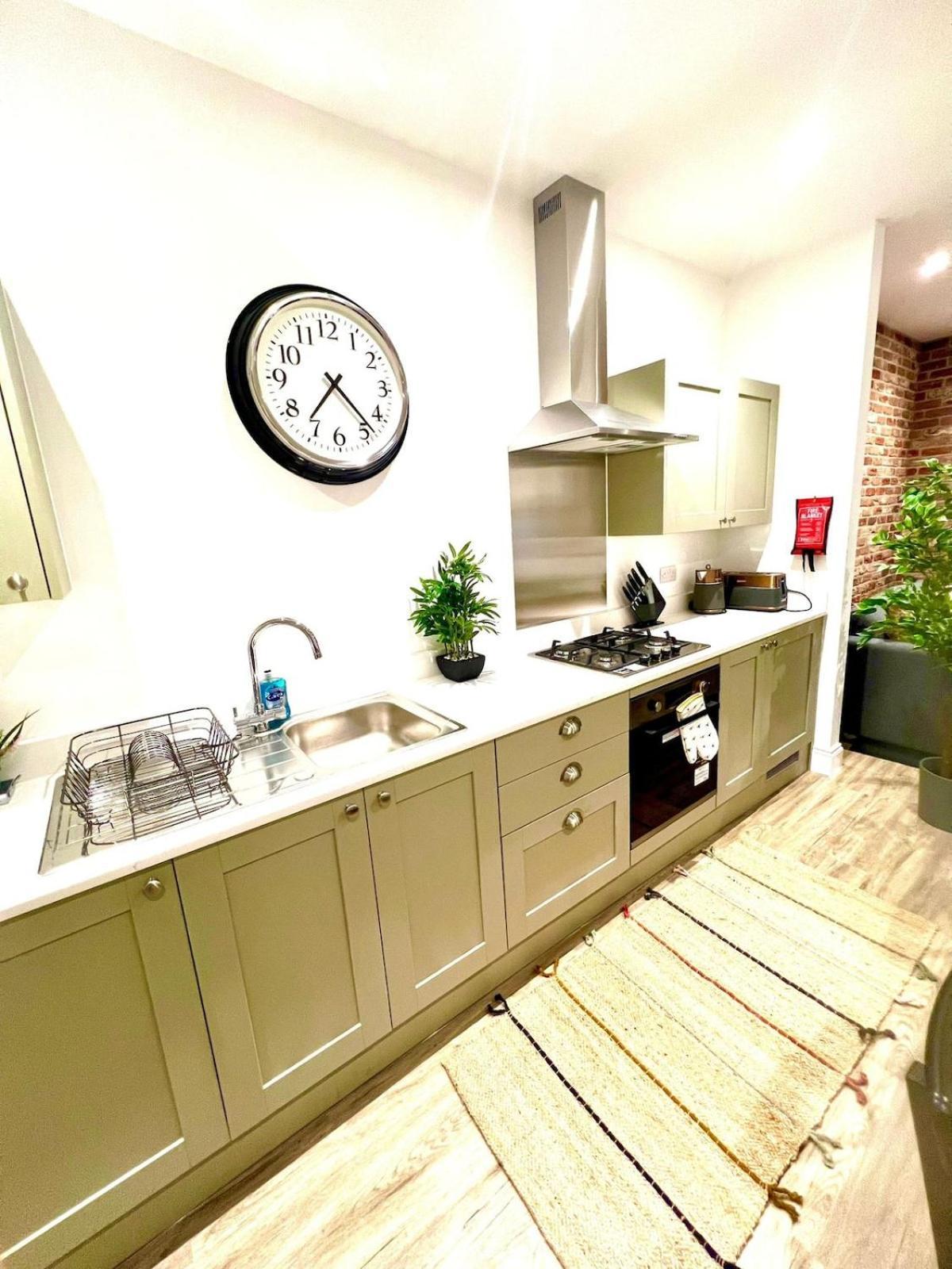 Brand New Apt - Beach Breeze Spacious 1-Bedroom Apartment With Parking - Sleeps 4 Ppl- Internet Bournemouth Ngoại thất bức ảnh